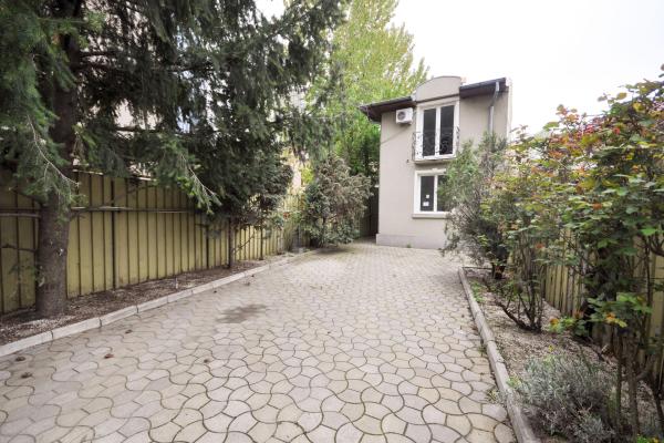 Unirii Piata Alba Iulia Spatiu birouri 8 camere Vila D+P+E 200mp