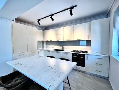 Apartament de vanzare cu mobilier si finisaje de lux