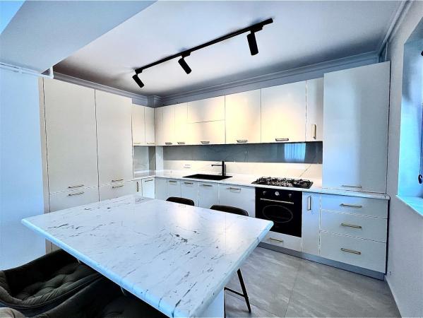 Apartament de vanzare cu mobilier si finisaje de lux