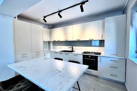 Apartament de vanzare cu mobilier si finisaje de lux