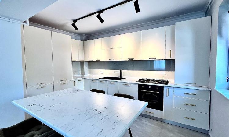 Apartament de vanzare cu mobilier si finisaje de lux