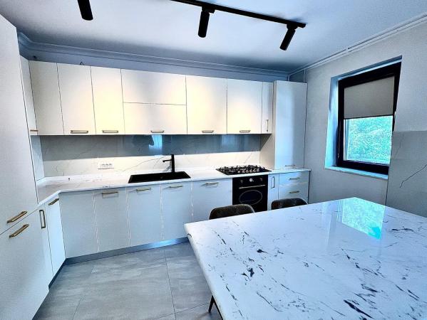 Apartament de vanzare cu mobilier si finisaje de lux