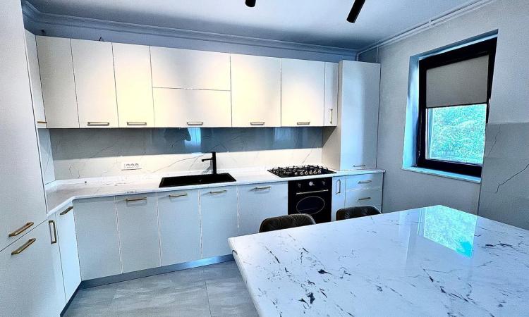 Apartament de vanzare cu mobilier si finisaje de lux