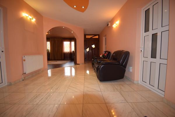 Vila singulara 13 camere, 4 bucatarii, 2 garaje, 6 balcoane, foisor 700mp utili