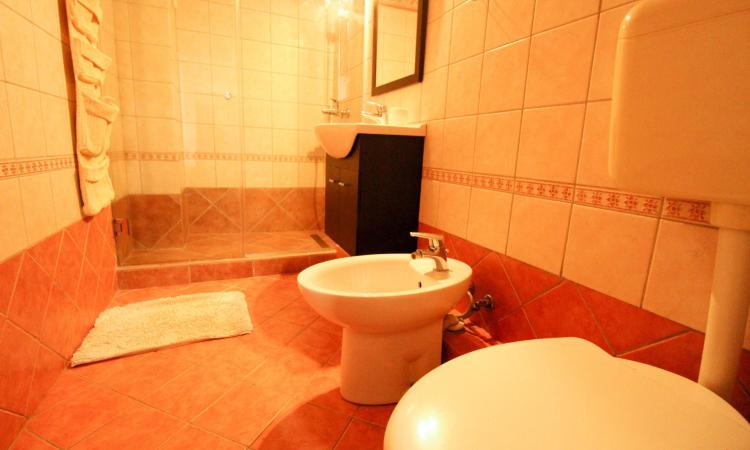 Decebal-Alba Iulia-complet renovat/mobilat-loc de parcare