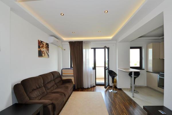 Baneasa - Sisesti, apartament 2 camere in bloc, decomandat, etaj 5/5