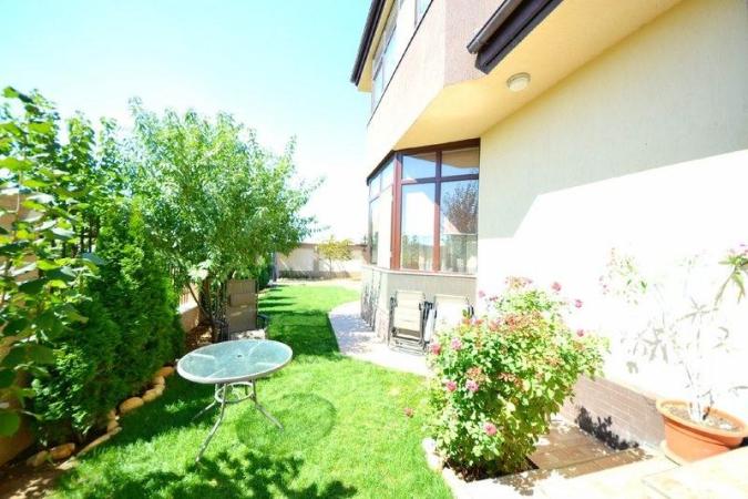 Vilă impresionantă de 6 camere într-o zonă exclusivistă din nordul Bucureștiului