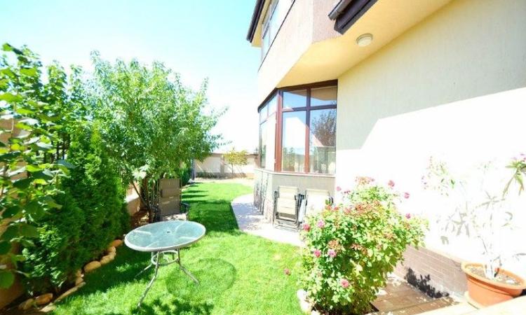 Vilă impresionantă de 6 camere într-o zonă exclusivistă din nordul Bucureștiului