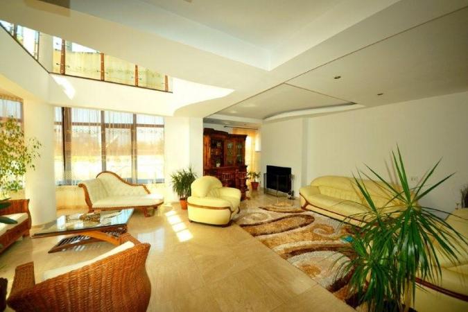 Vilă impresionantă de 6 camere într-o zonă exclusivistă din nordul Bucureștiului