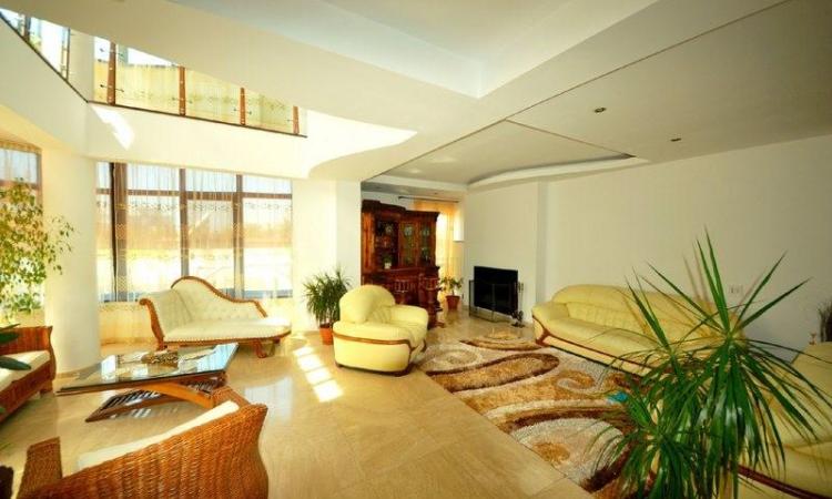 Vilă impresionantă de 6 camere într-o zonă exclusivistă din nordul Bucureștiului