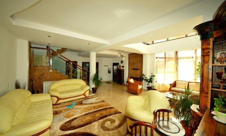 Vilă impresionantă de 6 camere într-o zonă exclusivistă din nordul Bucureștiului