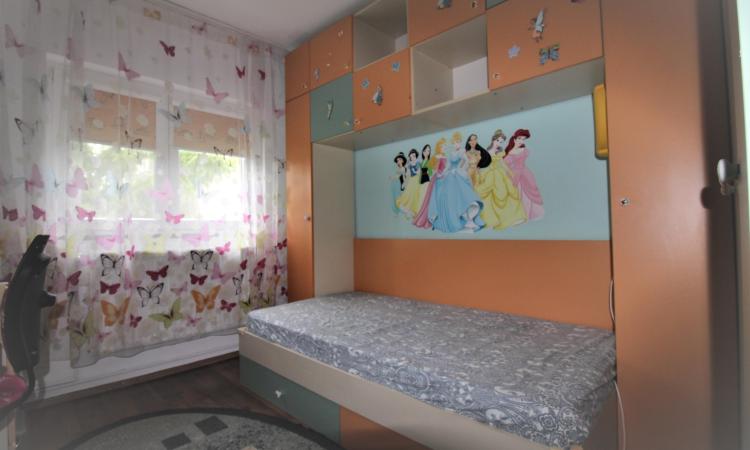 4 camere-90 mp-decomandat-2 bai-2 balcoane-Turda