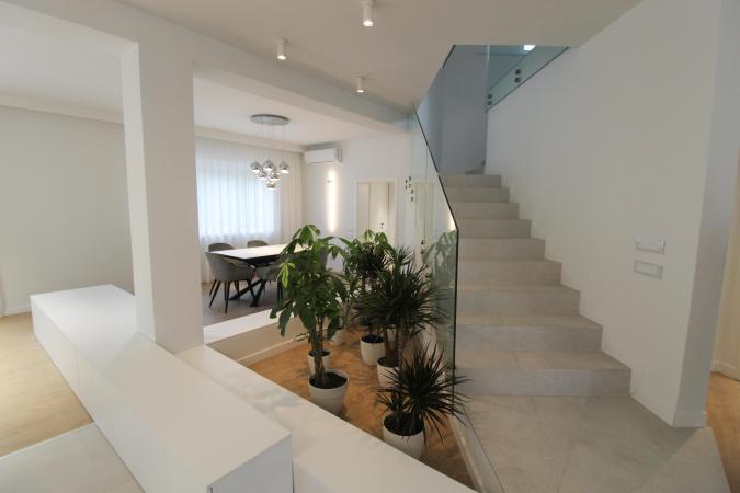 Vila superba Baneasa 4 camere - teren 1200 mp - Complet renovata lux-