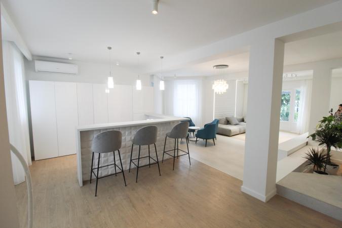 Vila superba Baneasa 4 camere - teren 1200 mp - Complet renovata lux-