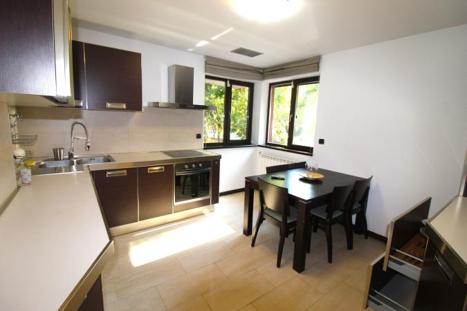 3 camere-decomandat-100 mp-2 bai-centrala-2 locuri parcare-Primaverii