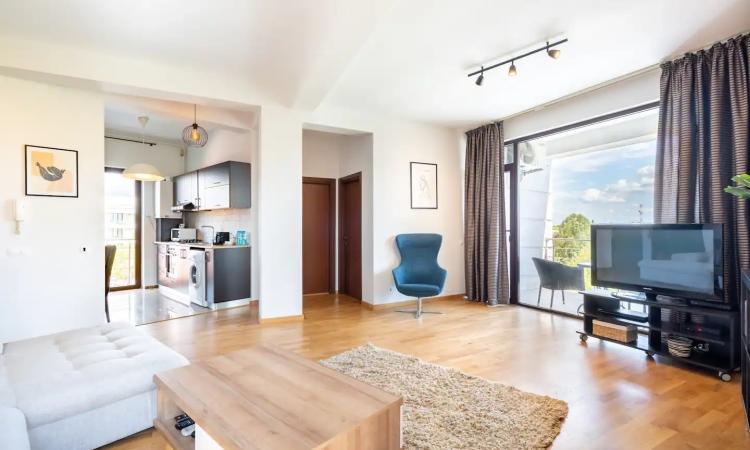 Baneasa - Sisesti, apartament 2 camere in bloc, semidecomandat, etaj 2/3