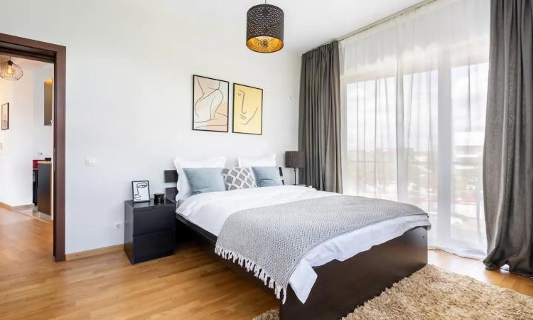 Baneasa - Sisesti, apartament 2 camere in bloc, semidecomandat, etaj 2/3