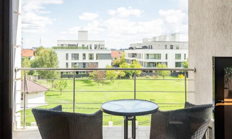 Baneasa - Sisesti, apartament 2 camere in bloc, semidecomandat, etaj 2/3