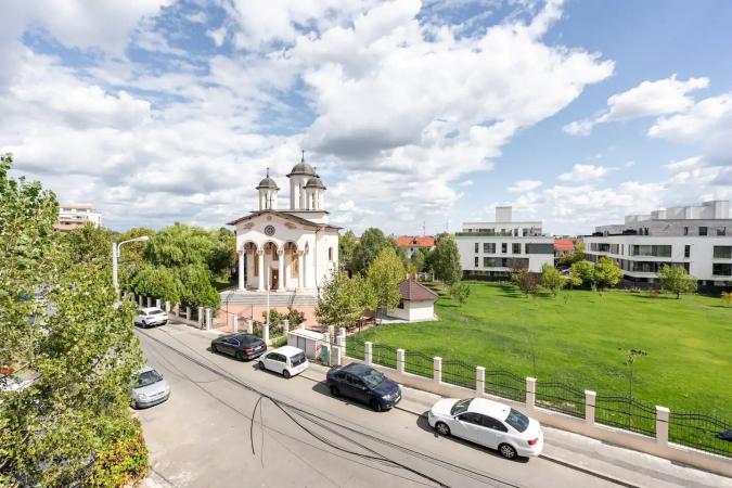 Baneasa - Sisesti, apartament 2 camere in bloc, semidecomandat, etaj 2/3
