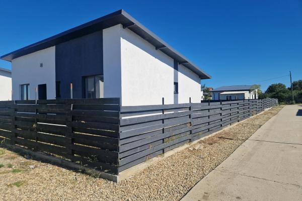 Casa cu 4 camere intabulata in ansamblu cu iesire la lac - Crevedia
