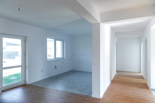 Casa cu 4 camere intabulata in ansamblu cu iesire la lac - Crevedia