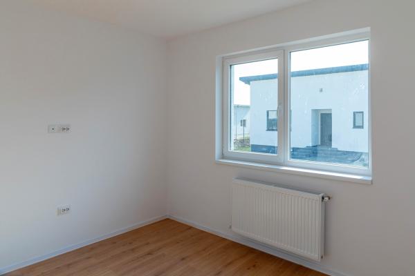 Casa cu 4 camere intabulata in ansamblu cu iesire la lac - Crevedia