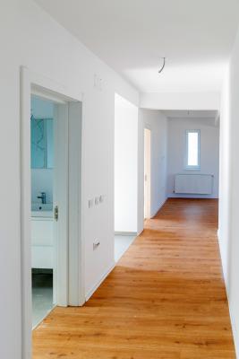 Casa cu 4 camere intabulata in ansamblu cu iesire la lac - Crevedia