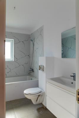 Casa cu 4 camere intabulata in ansamblu cu iesire la lac - Crevedia