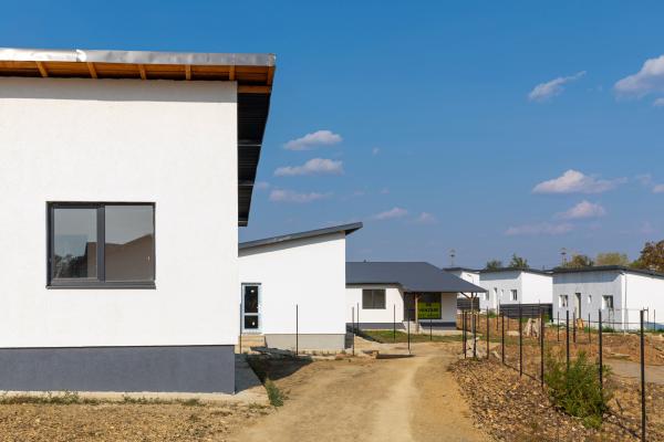 Casa cu 4 camere intabulata in ansamblu cu iesire la lac - Crevedia