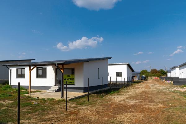 Casa cu 4 camere intabulata in ansamblu cu iesire la lac - Crevedia