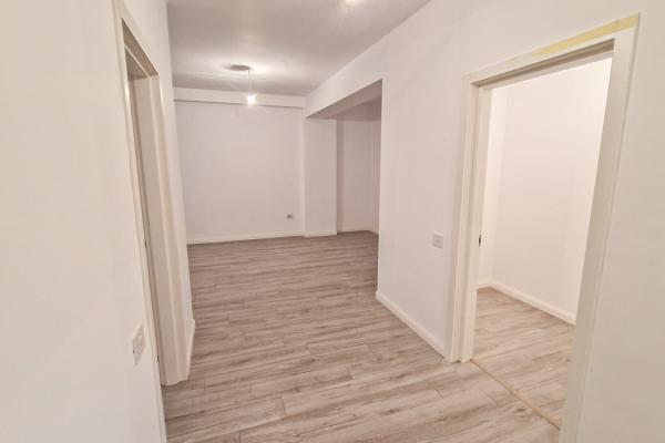 Vanzare sau inchiriere 3 Camere Via Pipera - 110 mp - decomandat