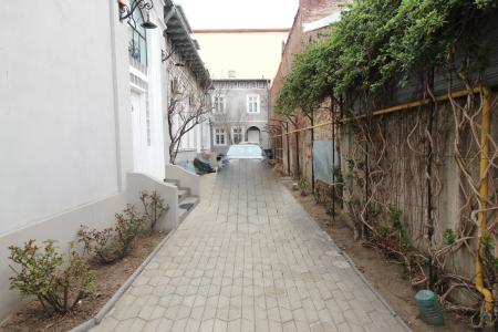 Vila-Rond George Cosbuc-Casa Poporului, curte generoasa