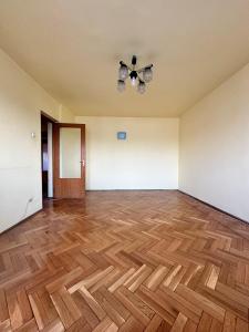 4 rooms - 0 minutes Metrou Stefan cel Mare - 90 usable square meters - 1982
