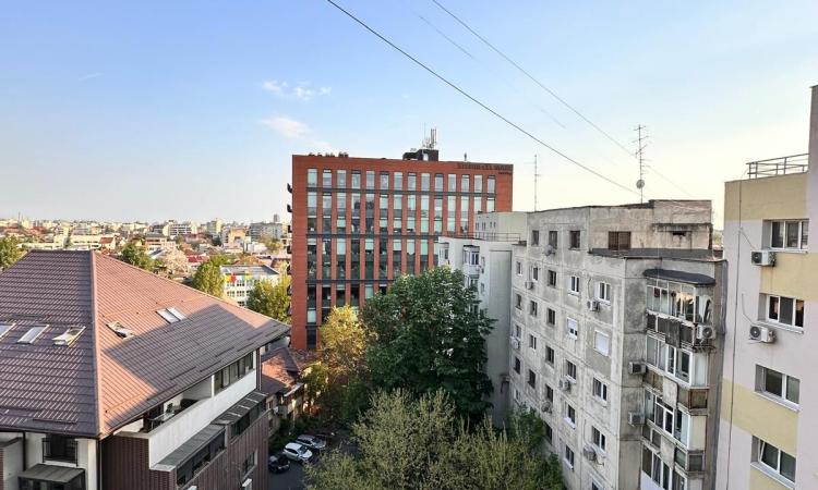 4 rooms - 0 minutes Metrou Stefan cel Mare - 90 usable square meters - 1982