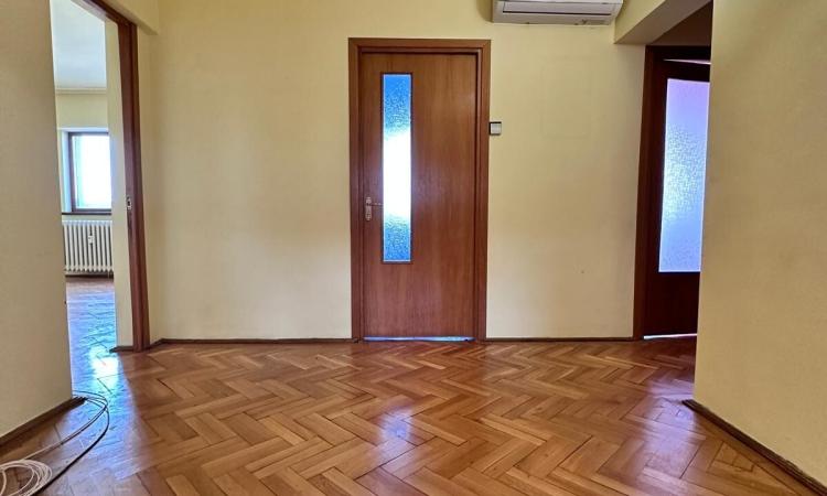 4 rooms - 0 minutes Metrou Stefan cel Mare - 90 usable square meters - 1982