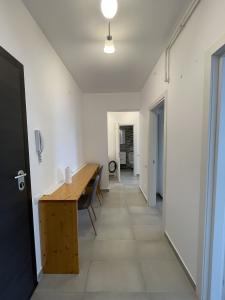 Baneasa - Sisesti, apartament 2 camere in bloc, decomandat, etaj 4/5