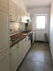 Baneasa - Sisesti, apartament 2 camere in bloc, decomandat, etaj 4/5