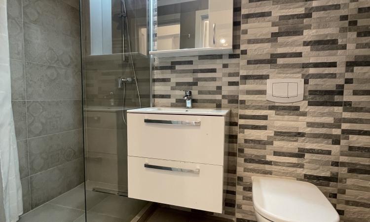 Baneasa - Sisesti, apartament 2 camere in bloc, decomandat, etaj 4/5