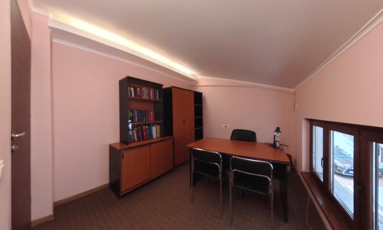 Unirii - Parcul Carol - Str Gramont - Birouri - 5 camere - mobilate/utilate- centrala proprie