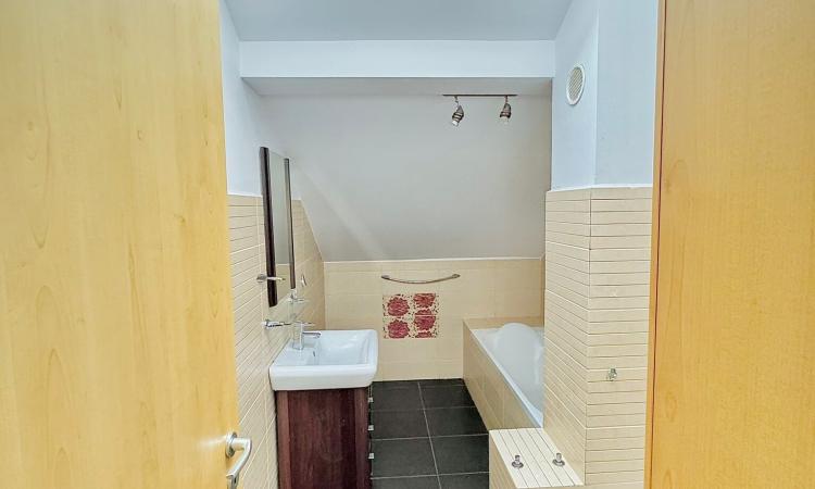 Duplex cu 4 camere si vedere la lac cu loc de parcare Damaroaia