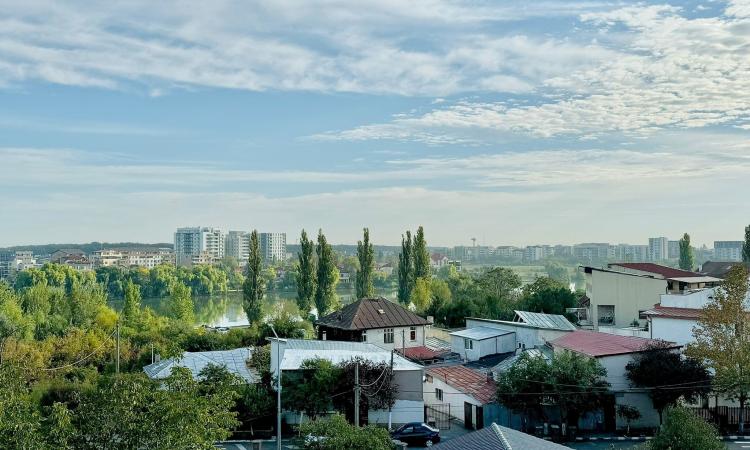 Duplex cu 4 camere si vedere la lac cu loc de parcare Damaroaia