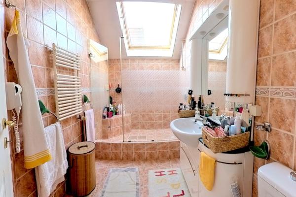 Vila deosebita pe Malul Lacului Grivita – Confort si Eleganta!