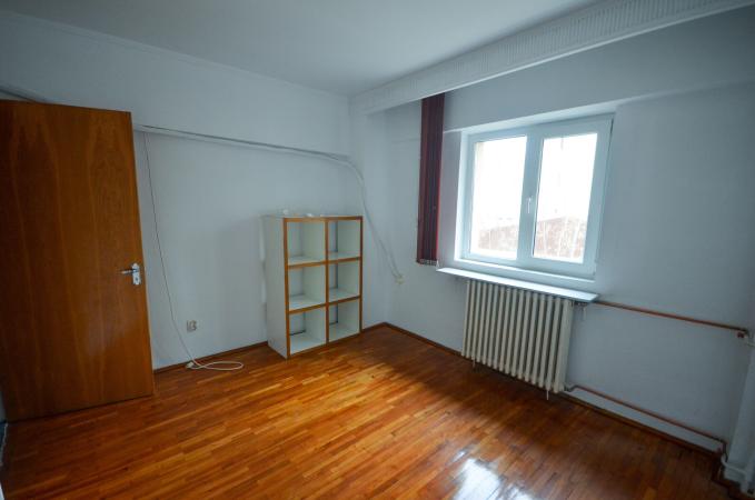 Calea Calarasilor - Piata Muncii - Delea Veche - 4 camere decomandat