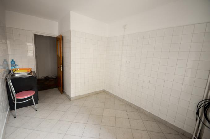 Calea Calarasilor - Piata Muncii - Delea Veche - 4 camere decomandat