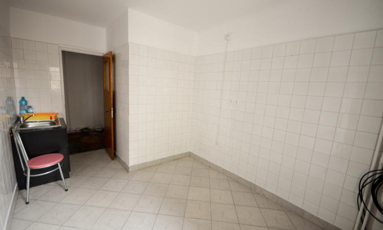 Calea Calarasilor - Piata Muncii - Delea Veche - 4 camere decomandat