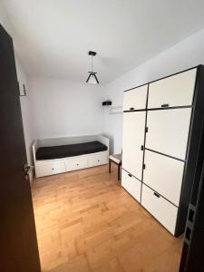 Otopeni, strada Polona - apartament de inchiriat, mobilat si utilat, liber