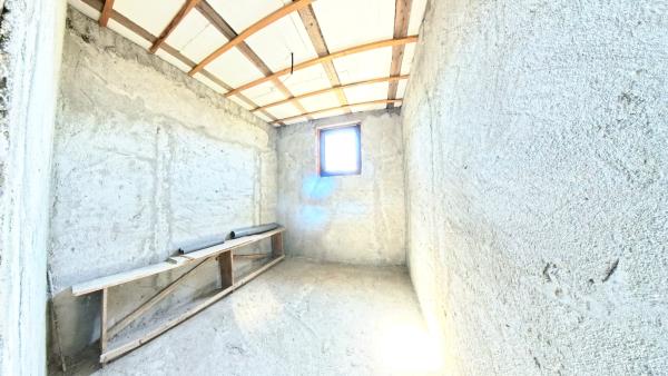 Vila Cornetu - 3900 mp teren - partial construita -  8 camere