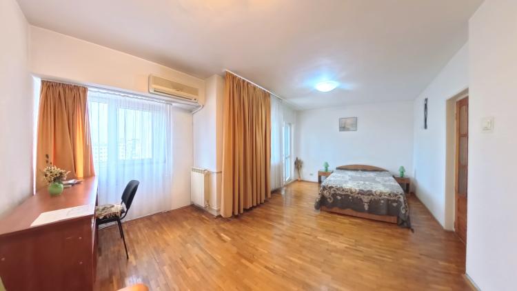 Garsonieră spațioasă 47 mp, stradal Bulevardul Unirii – mobilată, utilată, 2 balcoane