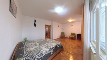 Garsonieră spațioasă 47 mp, stradal Bulevardul Unirii – mobilată, utilată, 2 balcoane