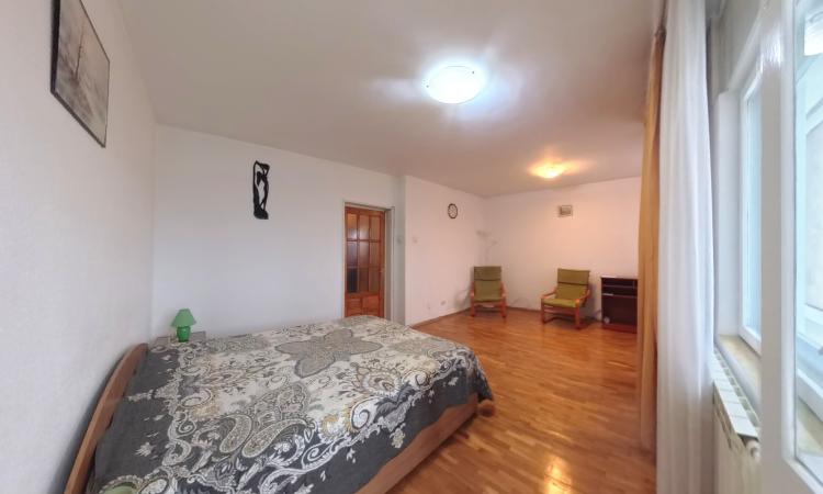 Garsonieră spațioasă 47 mp, stradal Bulevardul Unirii – mobilată, utilată, 2 balcoane